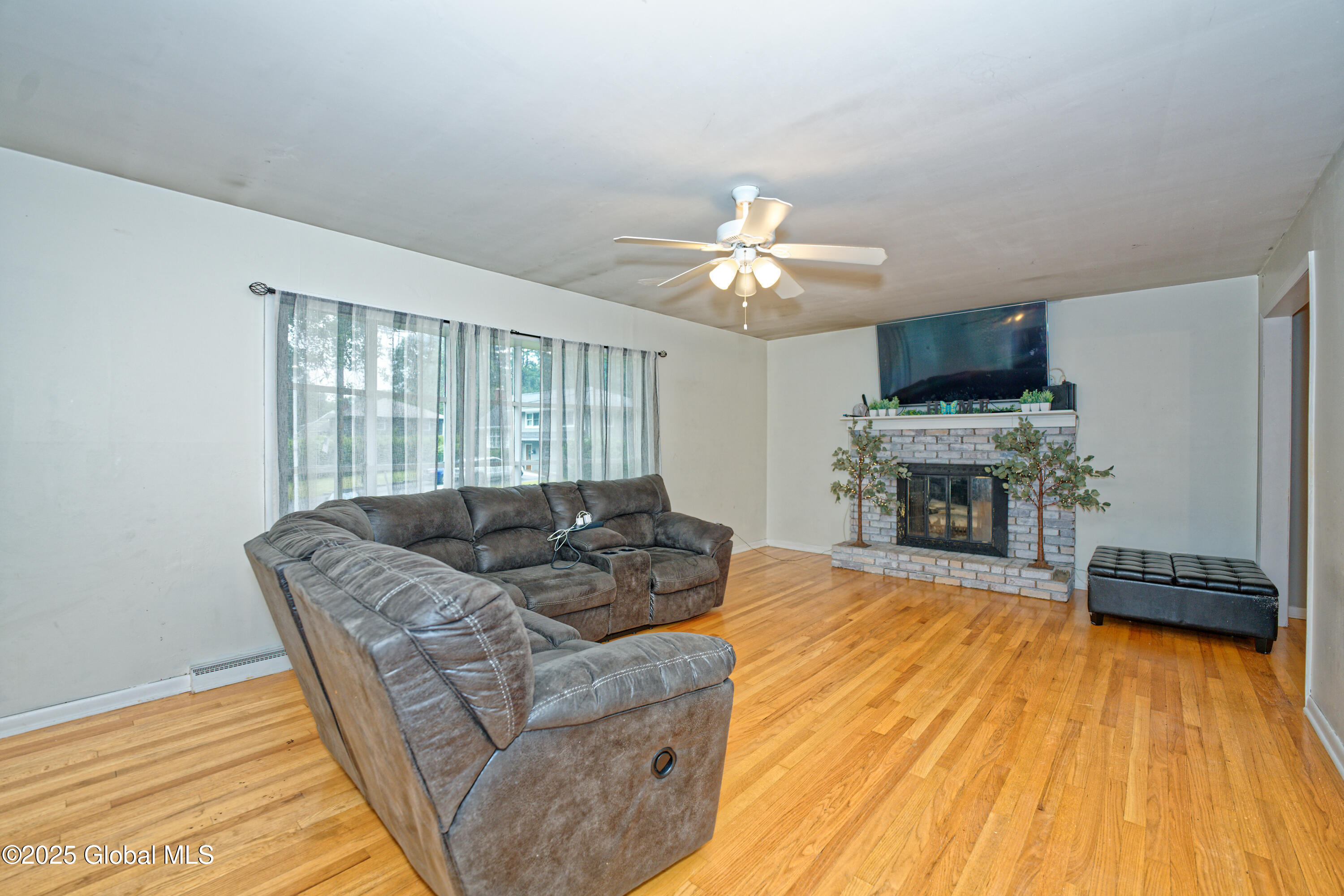 1101 Manas Drive Schenectady, NY 12303 - Photo 5 of 42 2 Livingroom 1