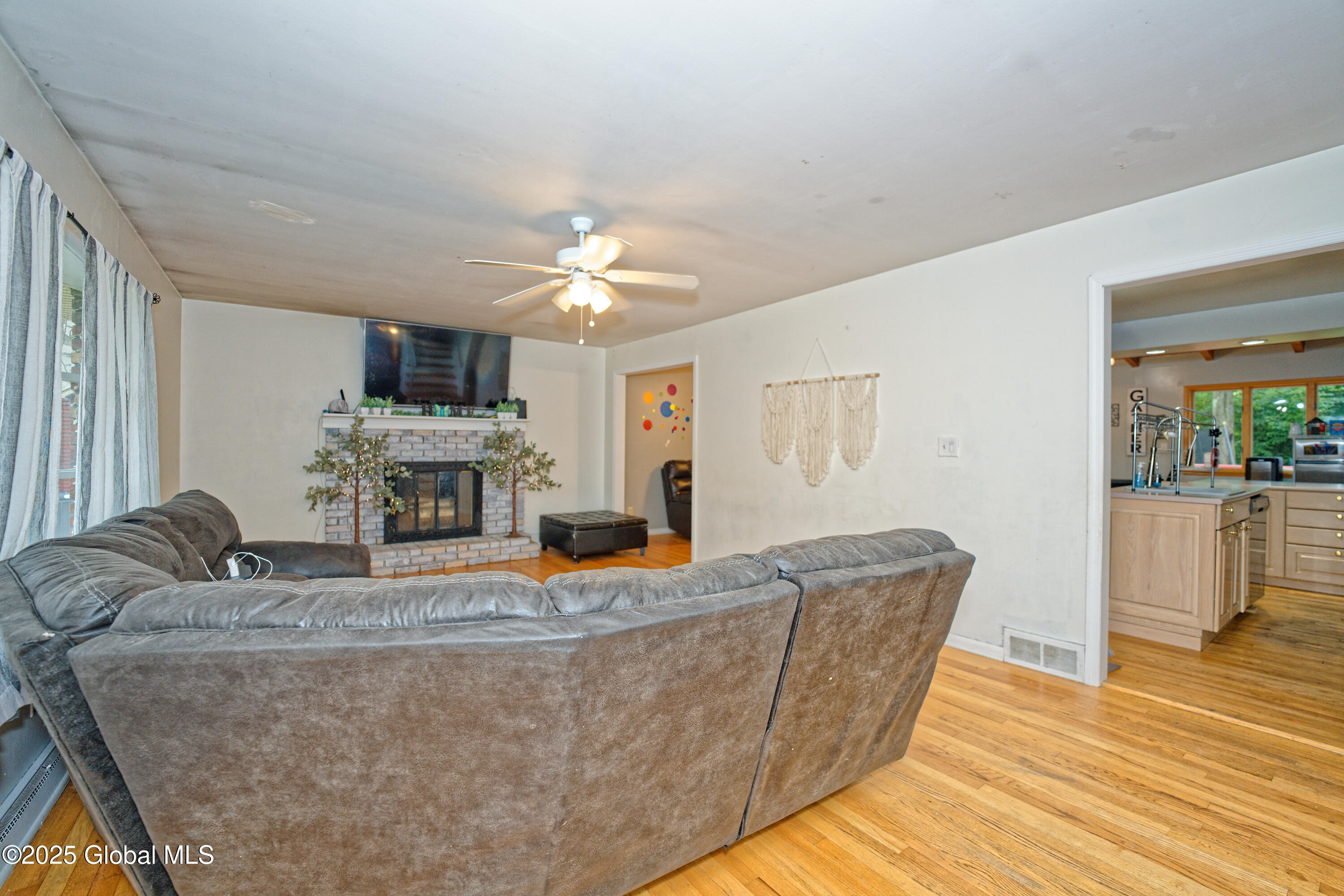 1101 Manas Drive Schenectady, NY 12303 - Photo 6 of 42 2 Livingroom 2