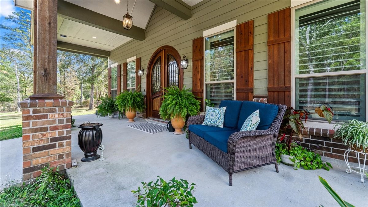 27785 Log Cabin Road Montgomery, TX 77356 - Photo 14 of 50 a living room with patio furniture and a potted plant
