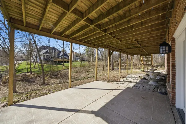 a view of a backyard