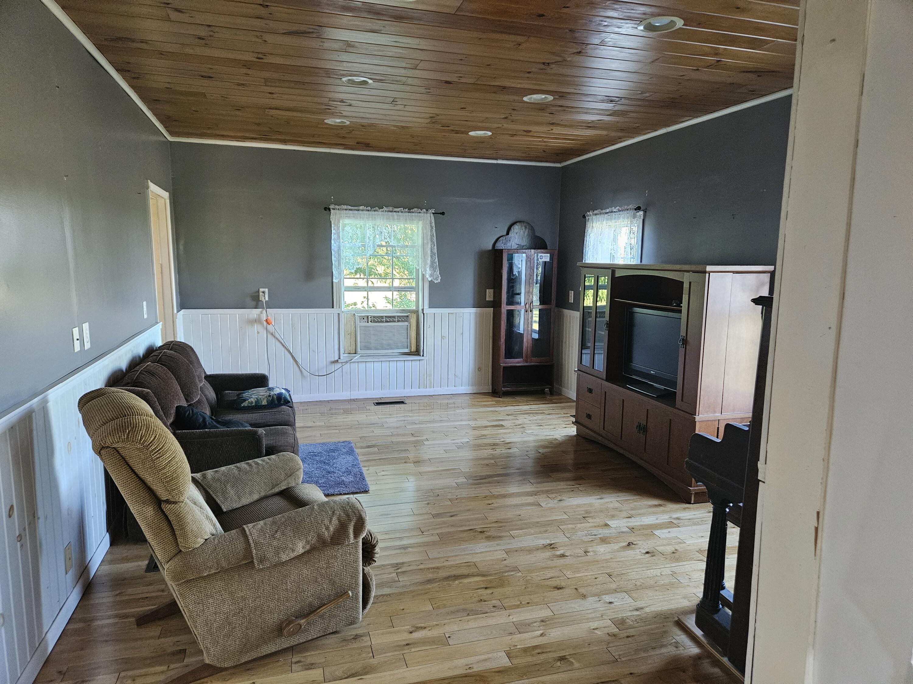 10900 South Meridian Road Hudson, MI 49247 - Photo 13 of 28 Living