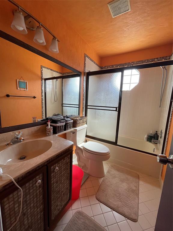 6711 Via Regina Boca Raton, FL 33433 - Photo 21 of 27 Guest bathroom