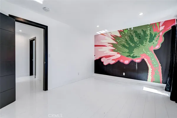 a view of entryway with a room