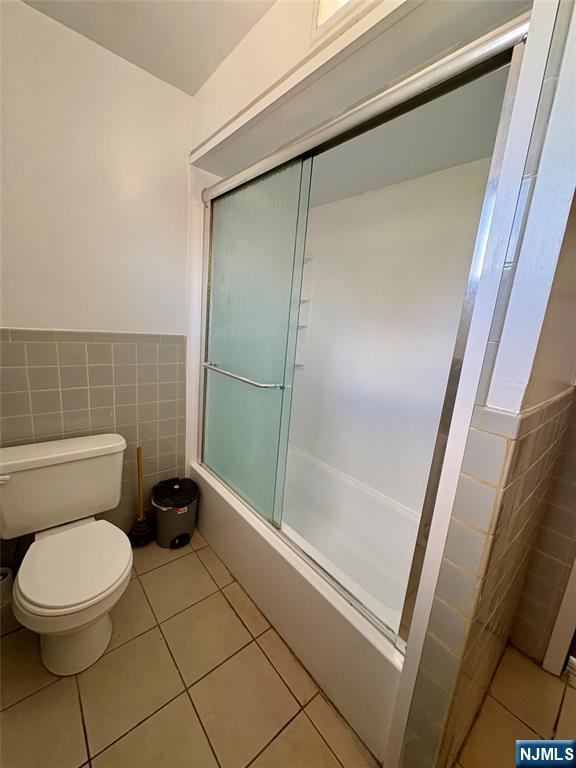 28 Arlington Avenue Paterson, NJ 07502 - Photo 20 of 25 a bathroom with a toilet and a shower