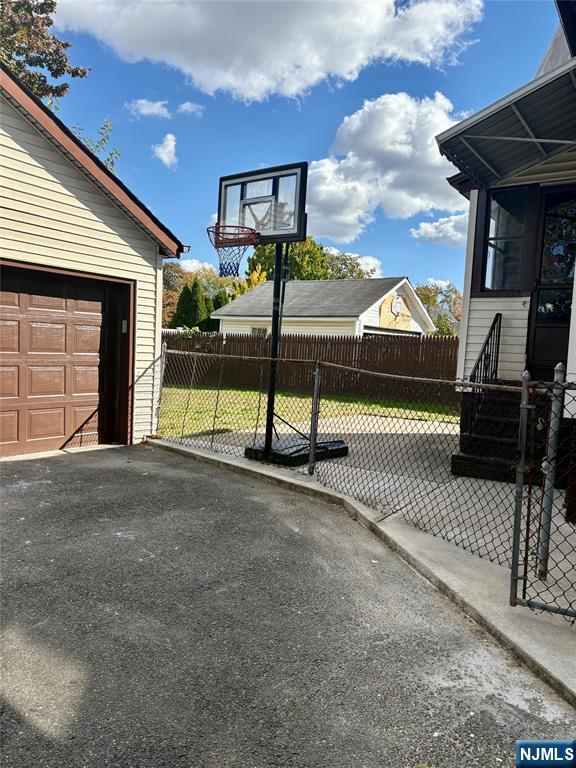 28 Arlington Avenue Paterson, NJ 07502 - Photo 4 of 25 a view of a terrace