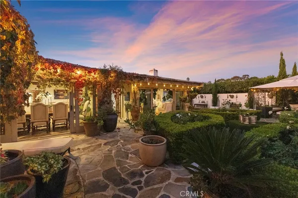 a view of a back yard