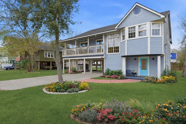 $474,900 | 900 Cedar Road, Clear Lake Shores, TX 77565