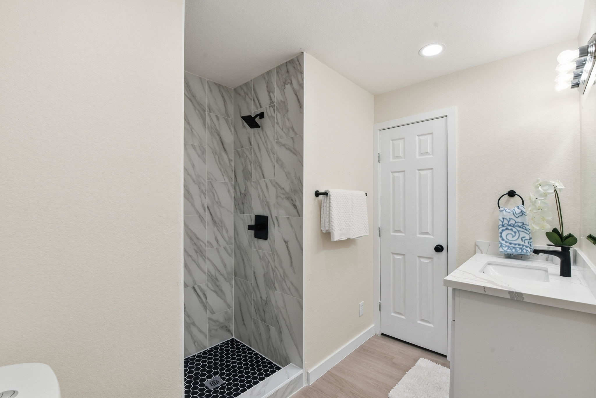 900 Cedar Road Clear Lake Shores, TX 77565 - Photo 28 of 37 The Secondary Bath has a new beautifully tiled shower.