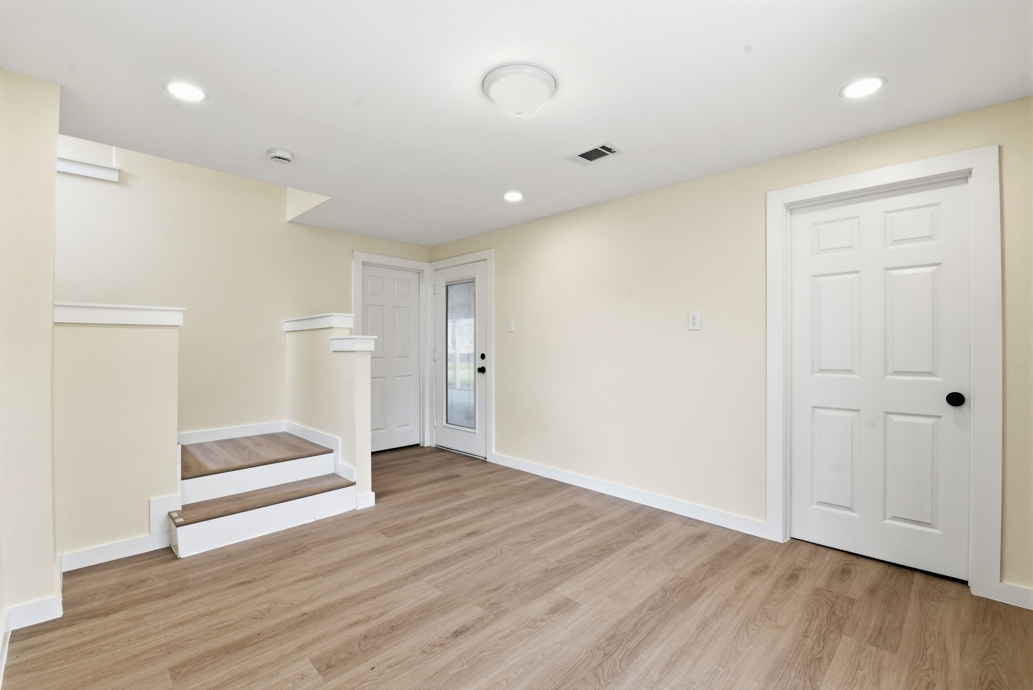 900 Cedar Road Clear Lake Shores, TX 77565 - Photo 6 of 37 Unstaged Entry hall