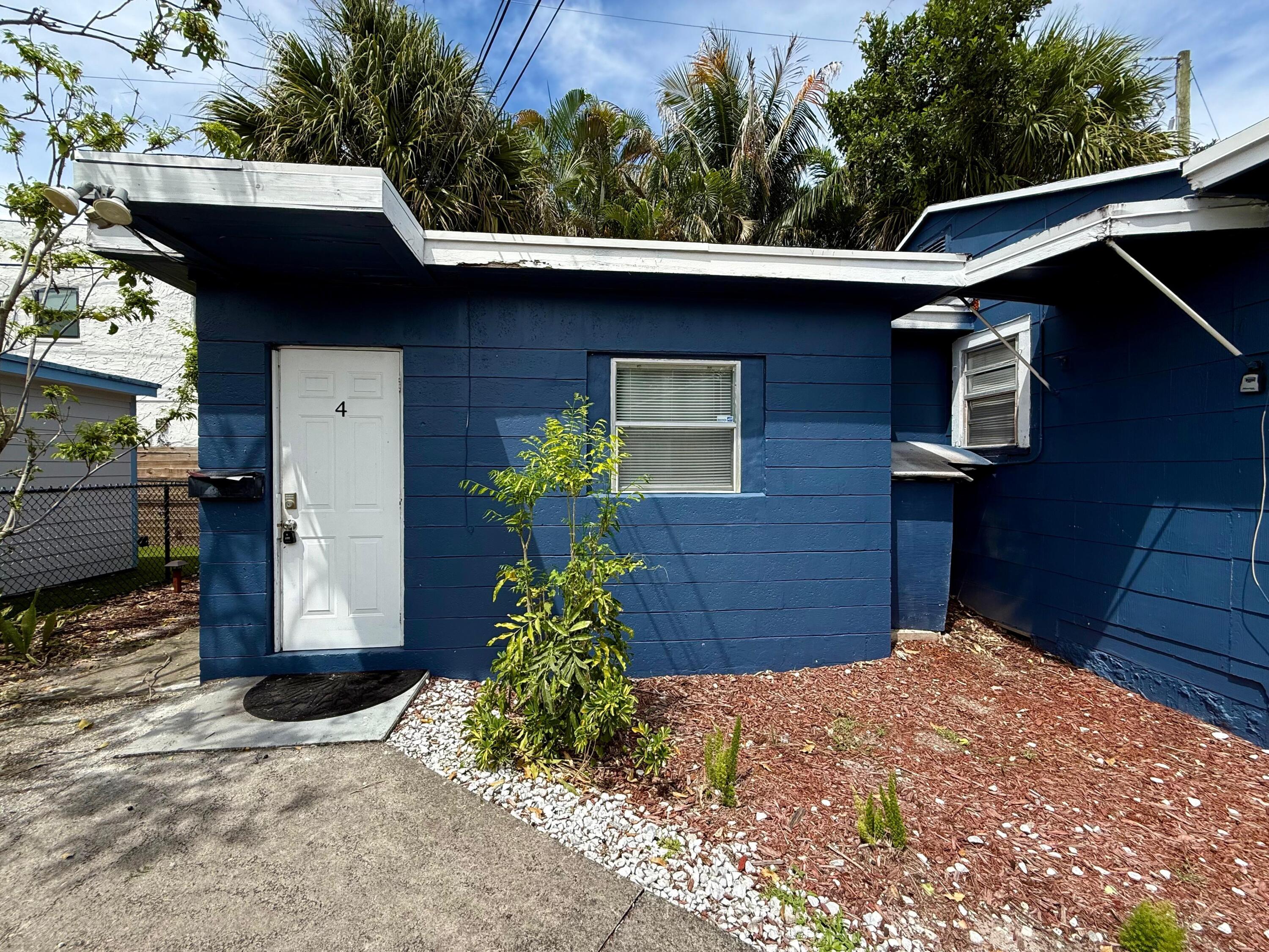 517 Kanuga Drive, Unit 4 West Palm Beach, FL 33401 - Photo 6 of 9 a view of a house with a small yard