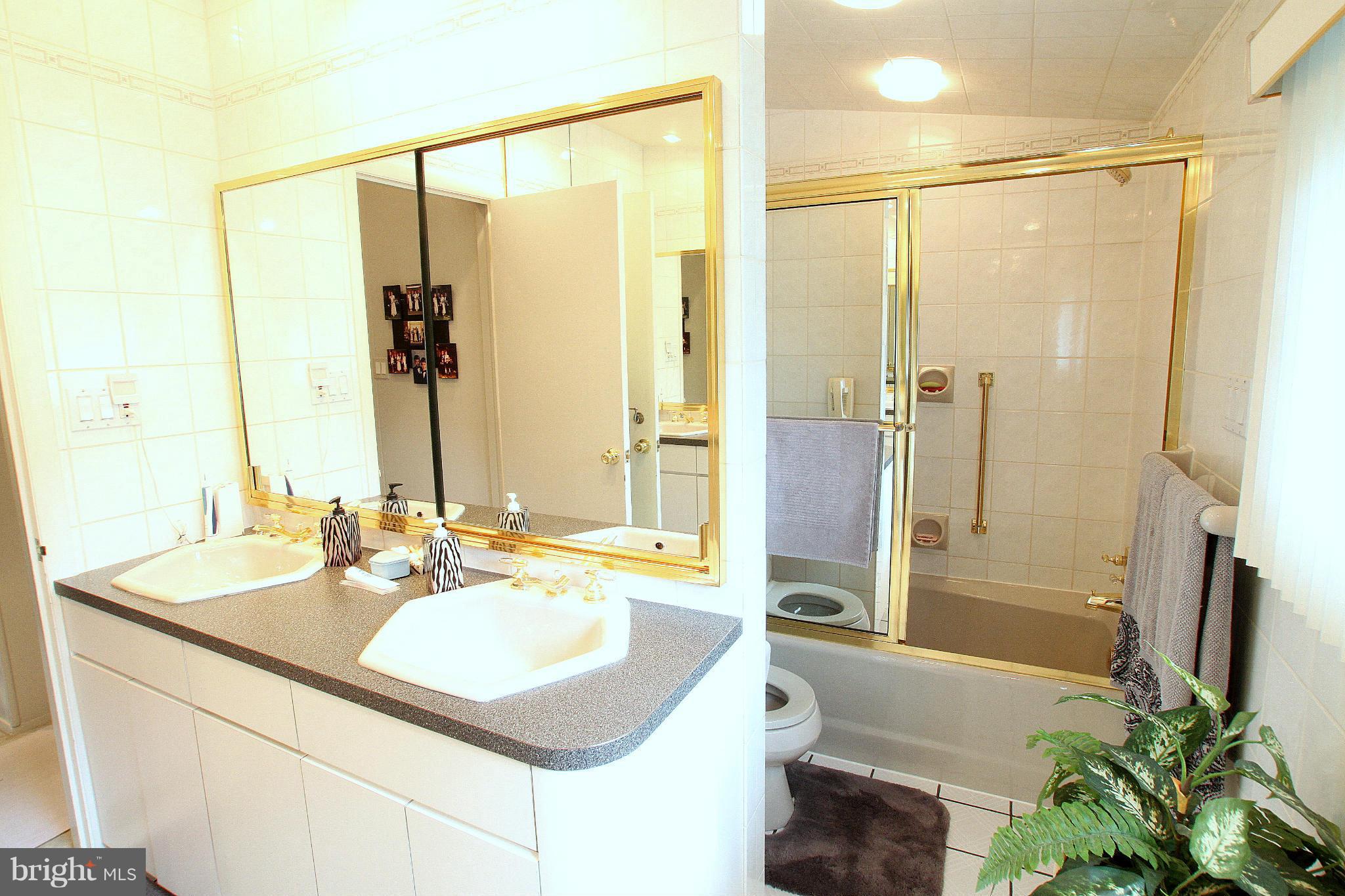 2401 Diana Road Baltimore, MD 21209 - Photo 13 of 15 Bath