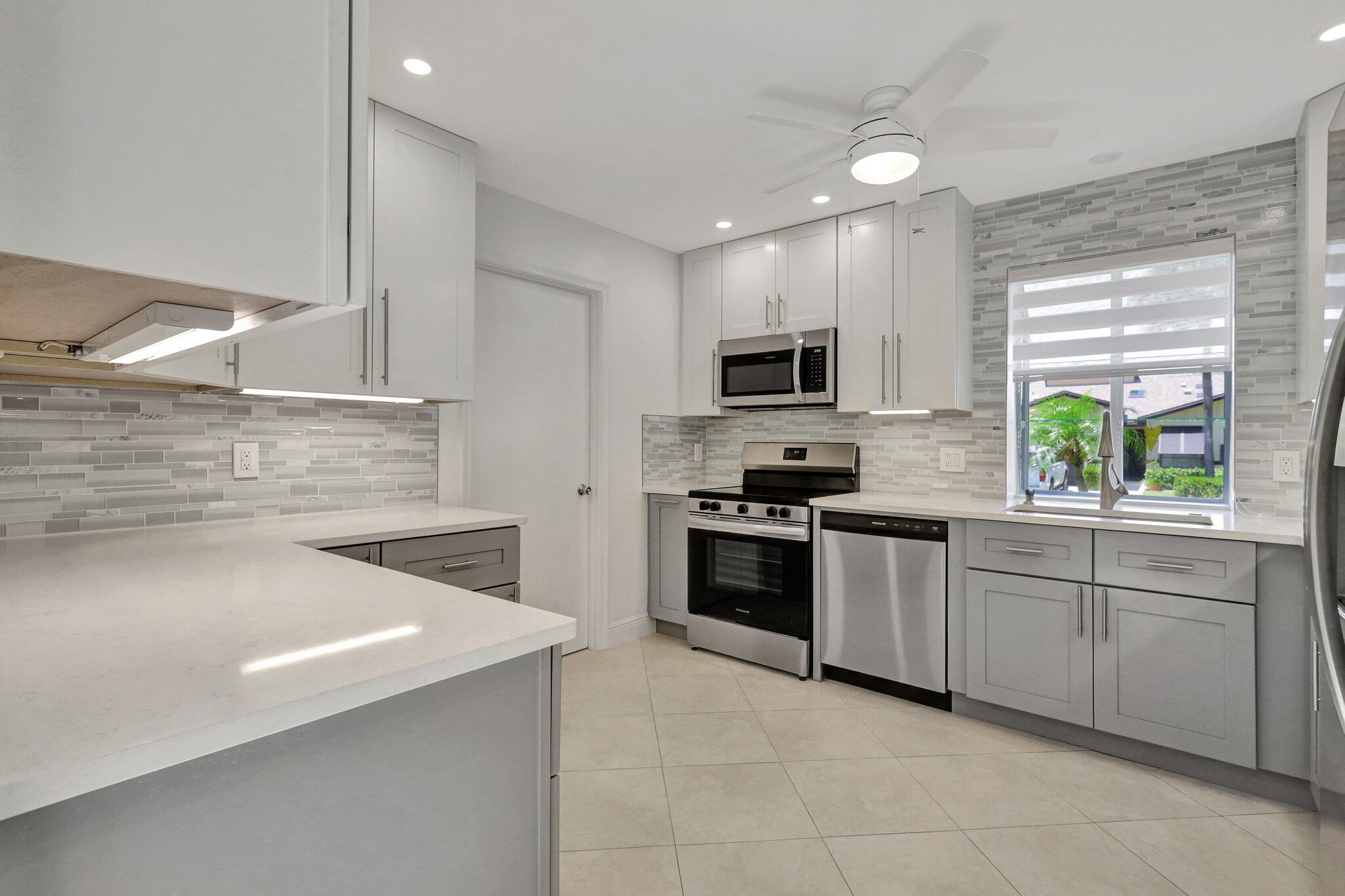 17 Ridge Pointe Drive, Unit A Boynton Beach, FL 33435 - Photo 3 of 29 Kitchen