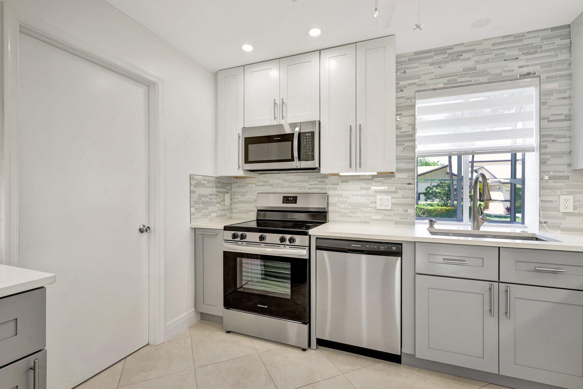 17 Ridge Pointe Drive, Unit A Boynton Beach, FL 33435 - Photo 6 of 29 Kitchen