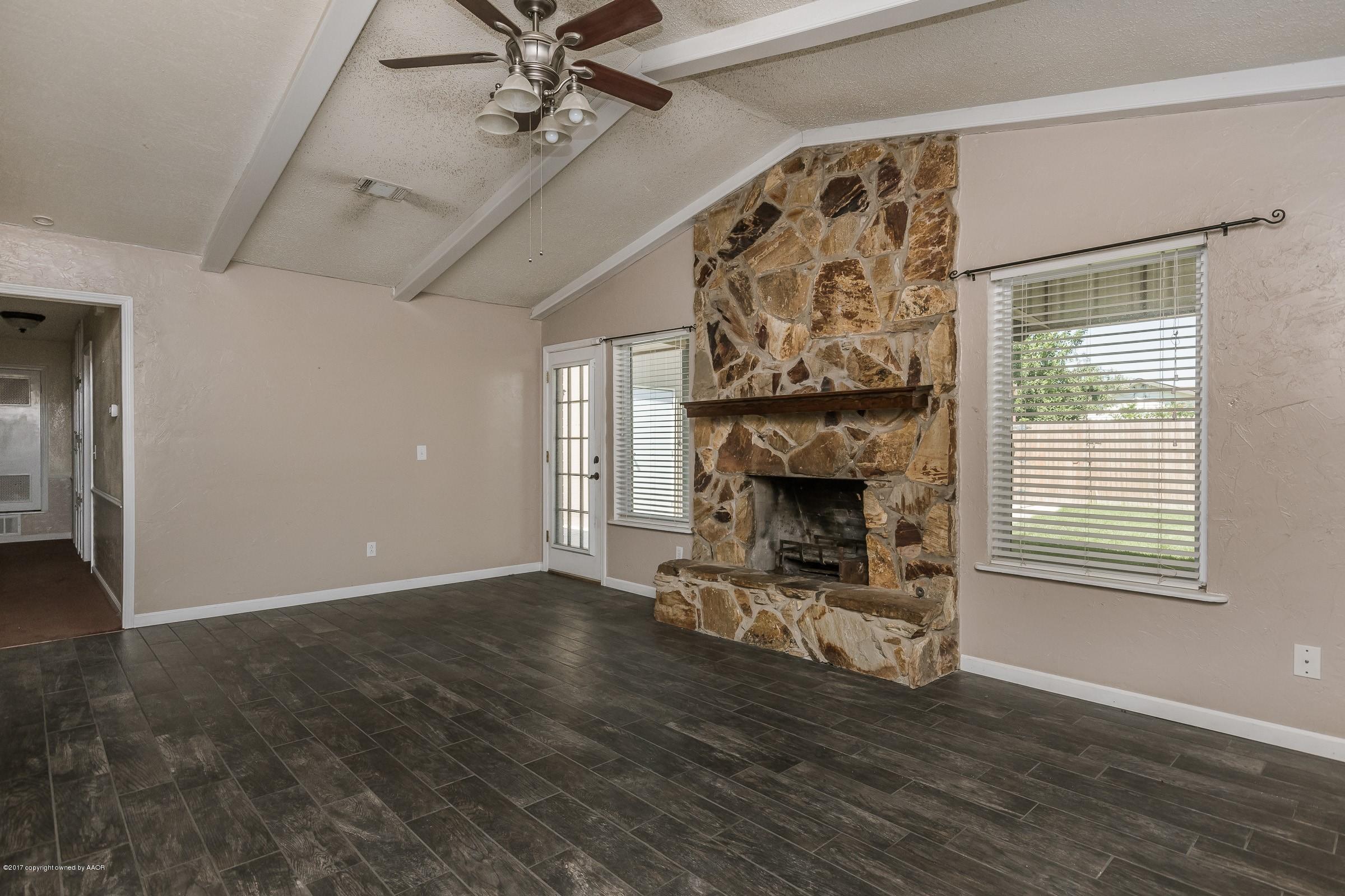 5112 Susan Drive Amarillo, TX 79110 - Photo 2 of 18 002_Living Room_
