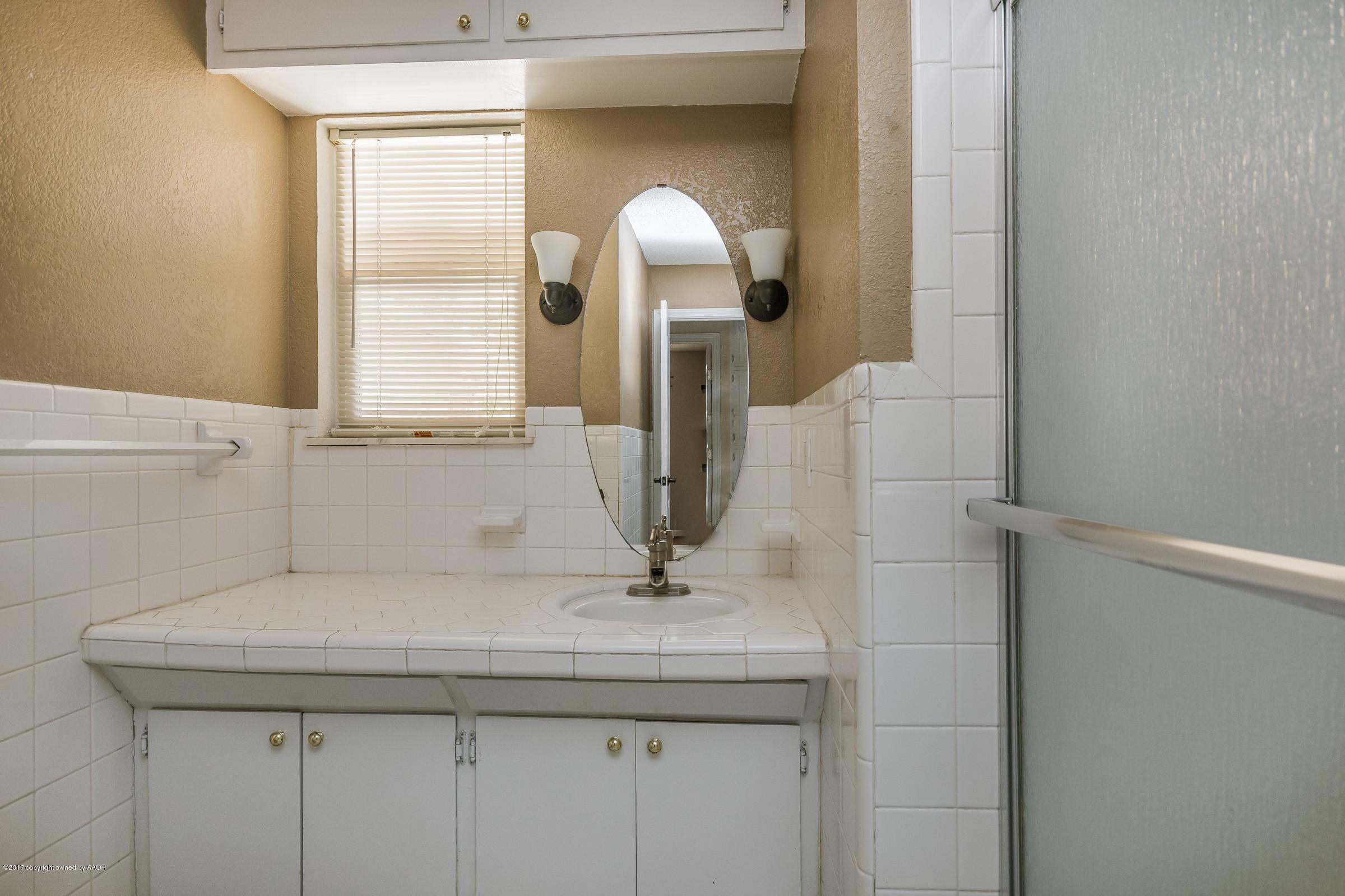 5112 Susan Drive Amarillo, TX 79110 - Photo 12 of 18 012_Hall Bathroom_