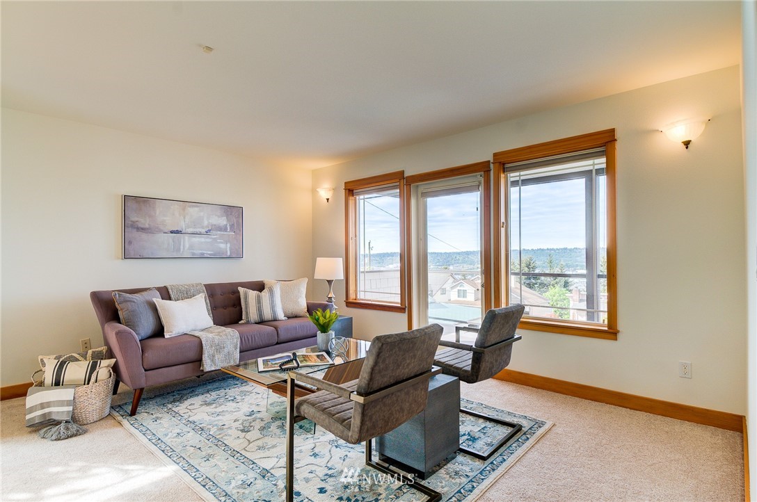 6734 Mars Avenue South Seattle, WA 98108 - Photo 6 of 40 a living room with furniture and a window