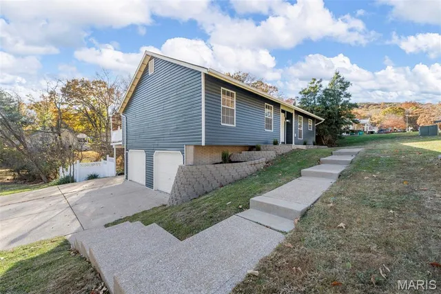 $225,000 | 2108 South Oaks Drive, Barnhart, MO 63012