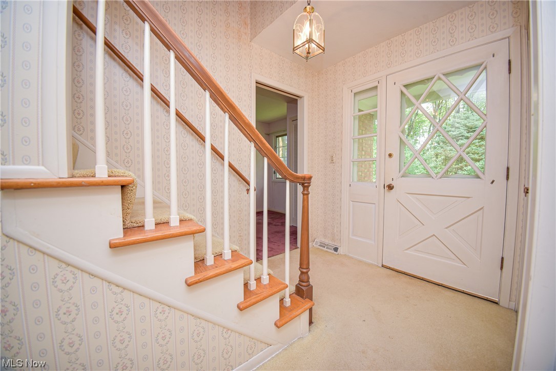 7551 West Pleasant Valley Road Cleveland, OH 44129 - Photo 4 of 35 Foyer