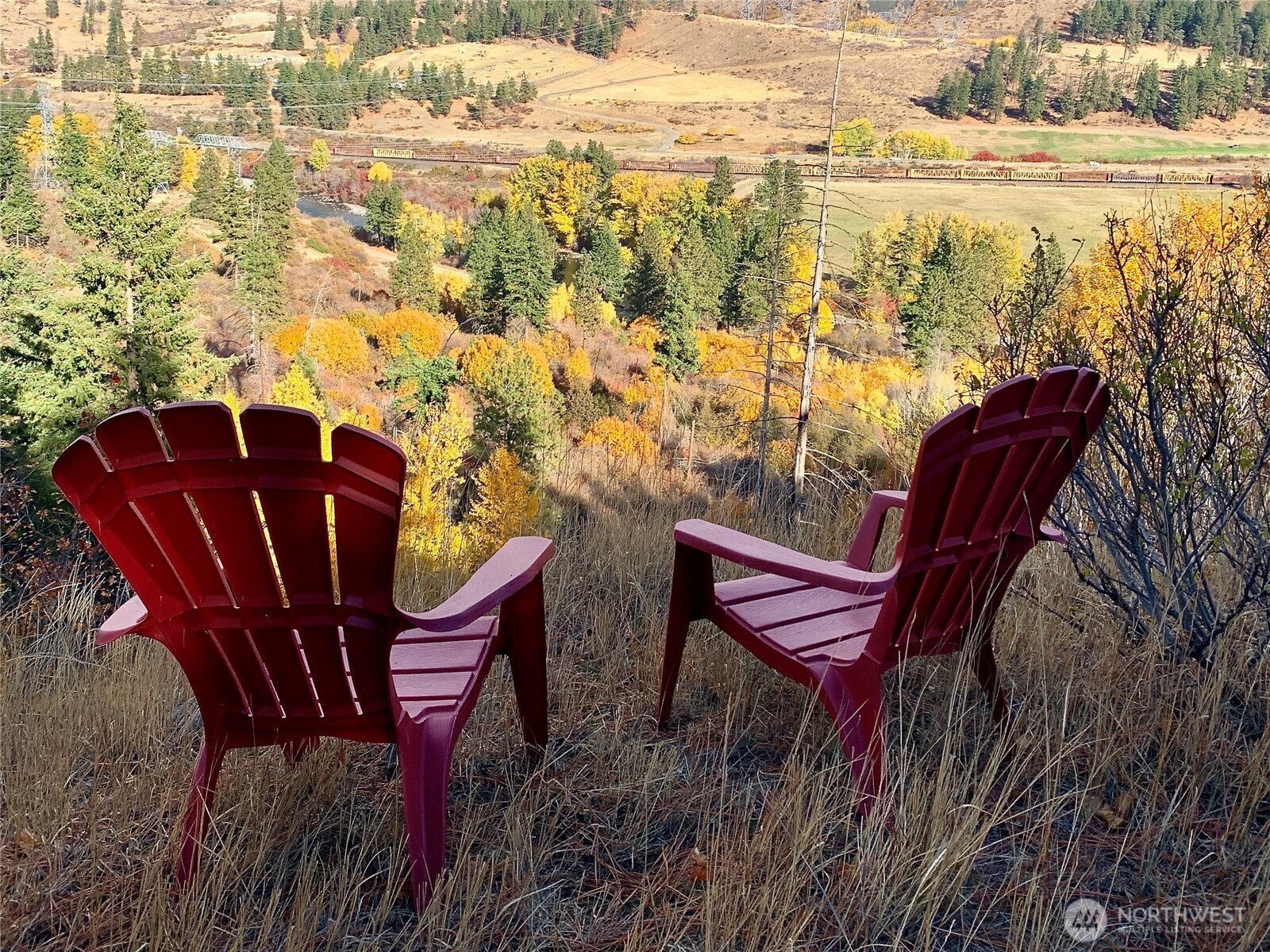 55 Highway 10 Cle Elum, WA 98922 - Photo 16 of 22 a view of a chairs and table on the terrace