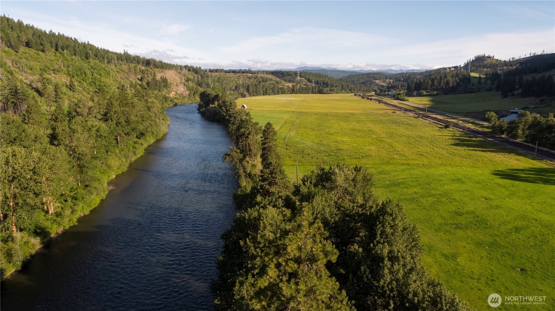 55 Highway 10 Cle Elum, WA 98922 - Photo 3 of 22 a view of a lake with a mountain