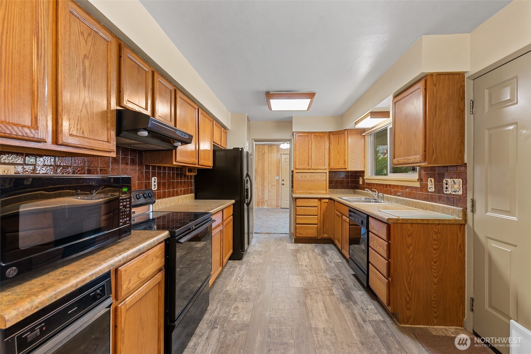 32 North Furney Street Wenatchee, WA 98801 - Photo 8 of 29