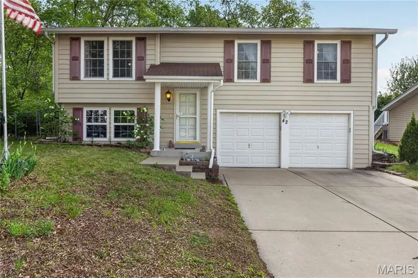 $300,000 | 42 Oak Knoll Drive, St. Peters, MO 63376