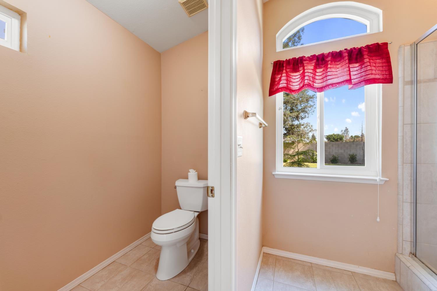 43 East Loop Madera, CA 93637 - Photo 35 of 49 a view of bathroom
