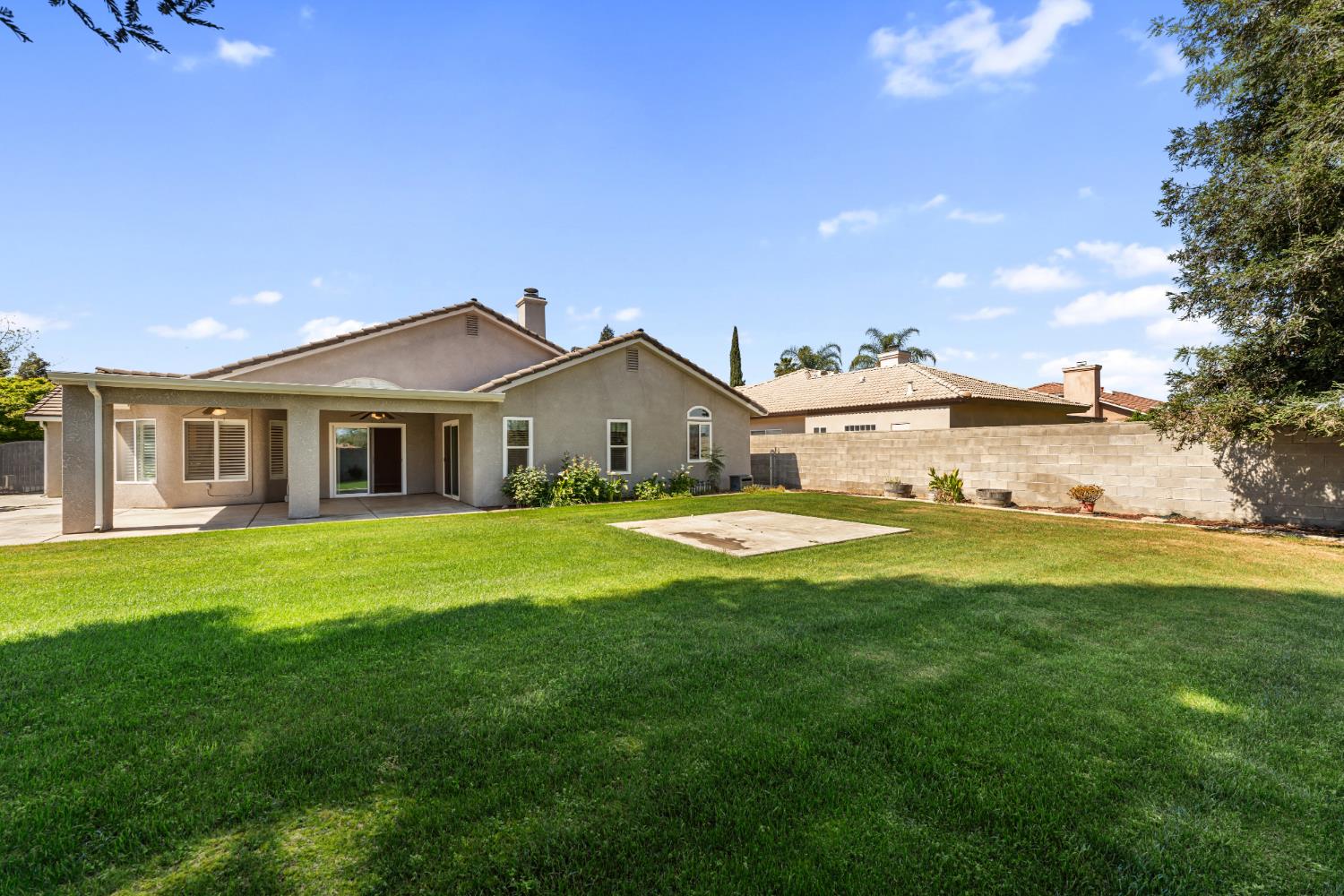 43 East Loop Madera, CA 93637 - Photo 40 of 49 a front view of a house with a garden and yard
