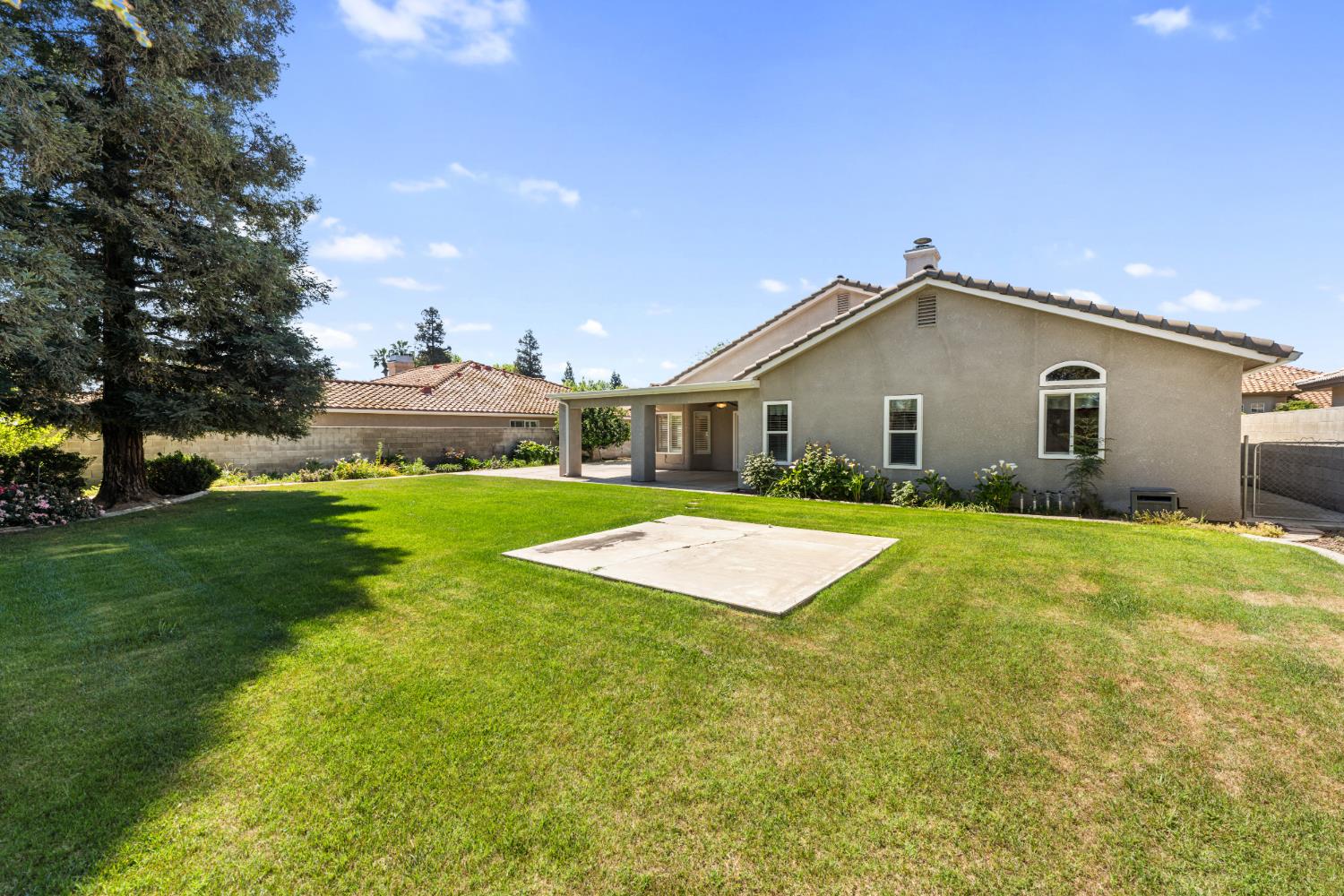 43 East Loop Madera, CA 93637 - Photo 41 of 49 a front view of house with yard and green space