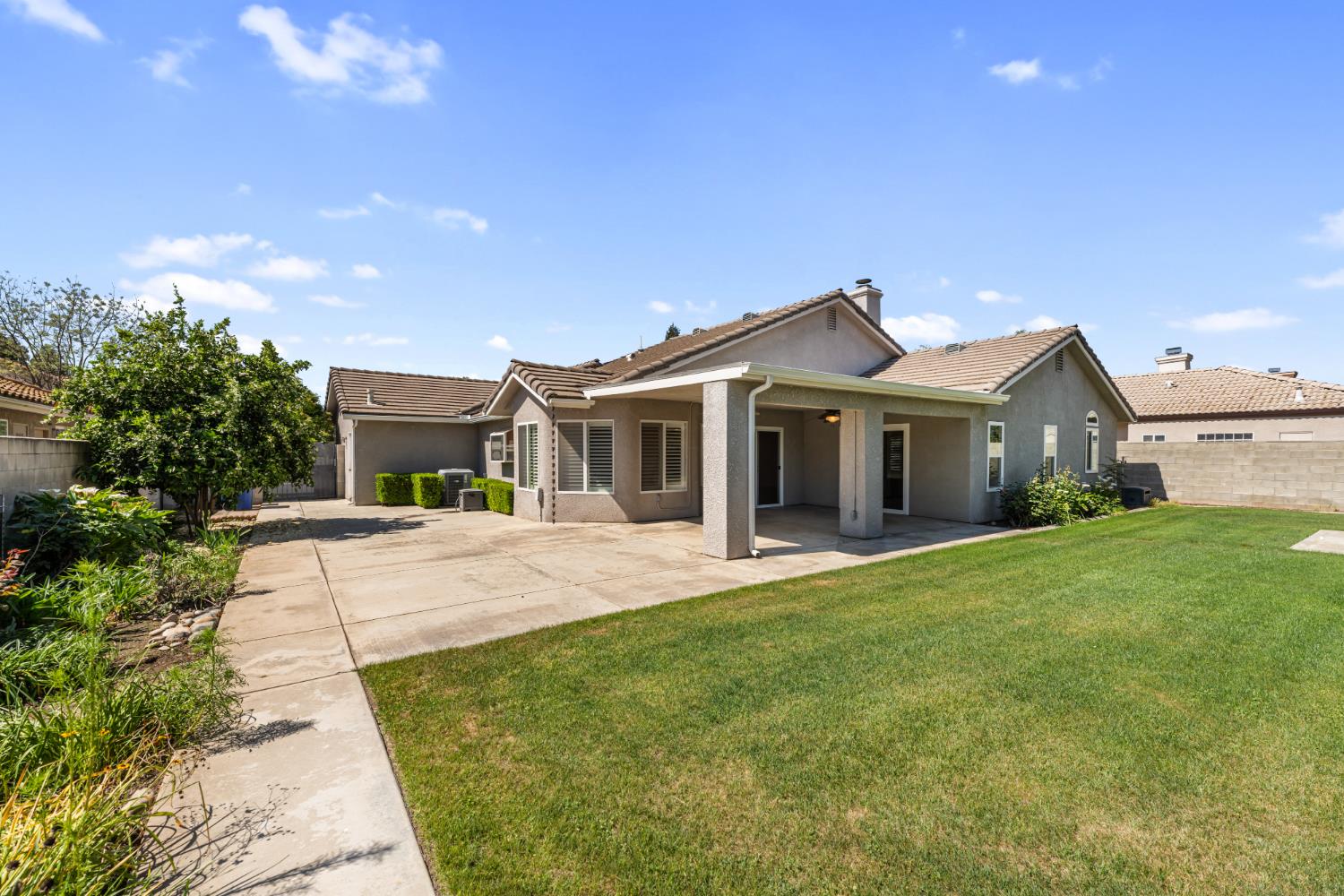43 East Loop Madera, CA 93637 - Photo 42 of 49 a front view of a house with a garden and porch