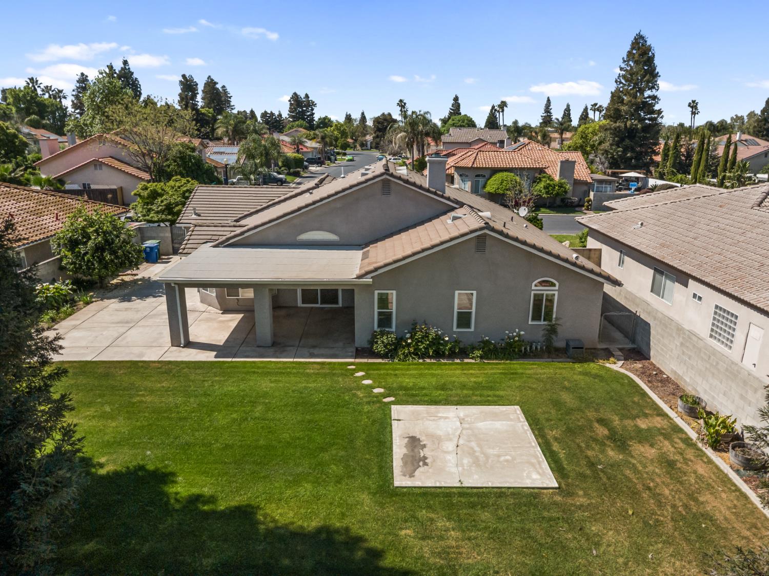 43 East Loop Madera, CA 93637 - Photo 45 of 49 a house view with a garden space