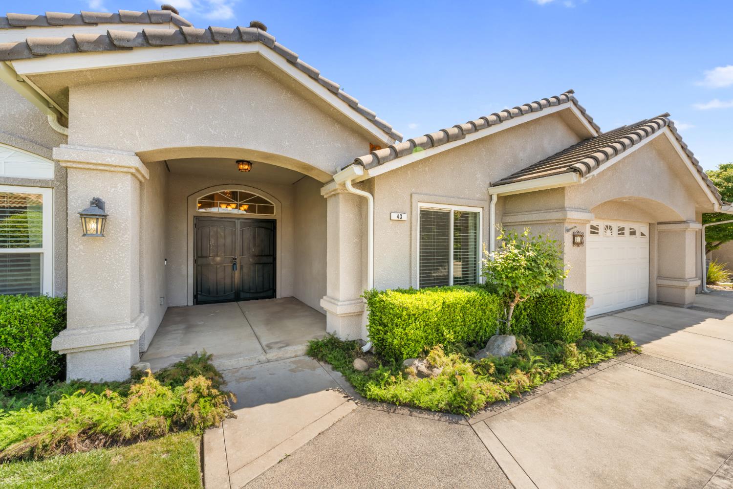 43 East Loop Madera, CA 93637 - Photo 6 of 49 a front view of a house with garden