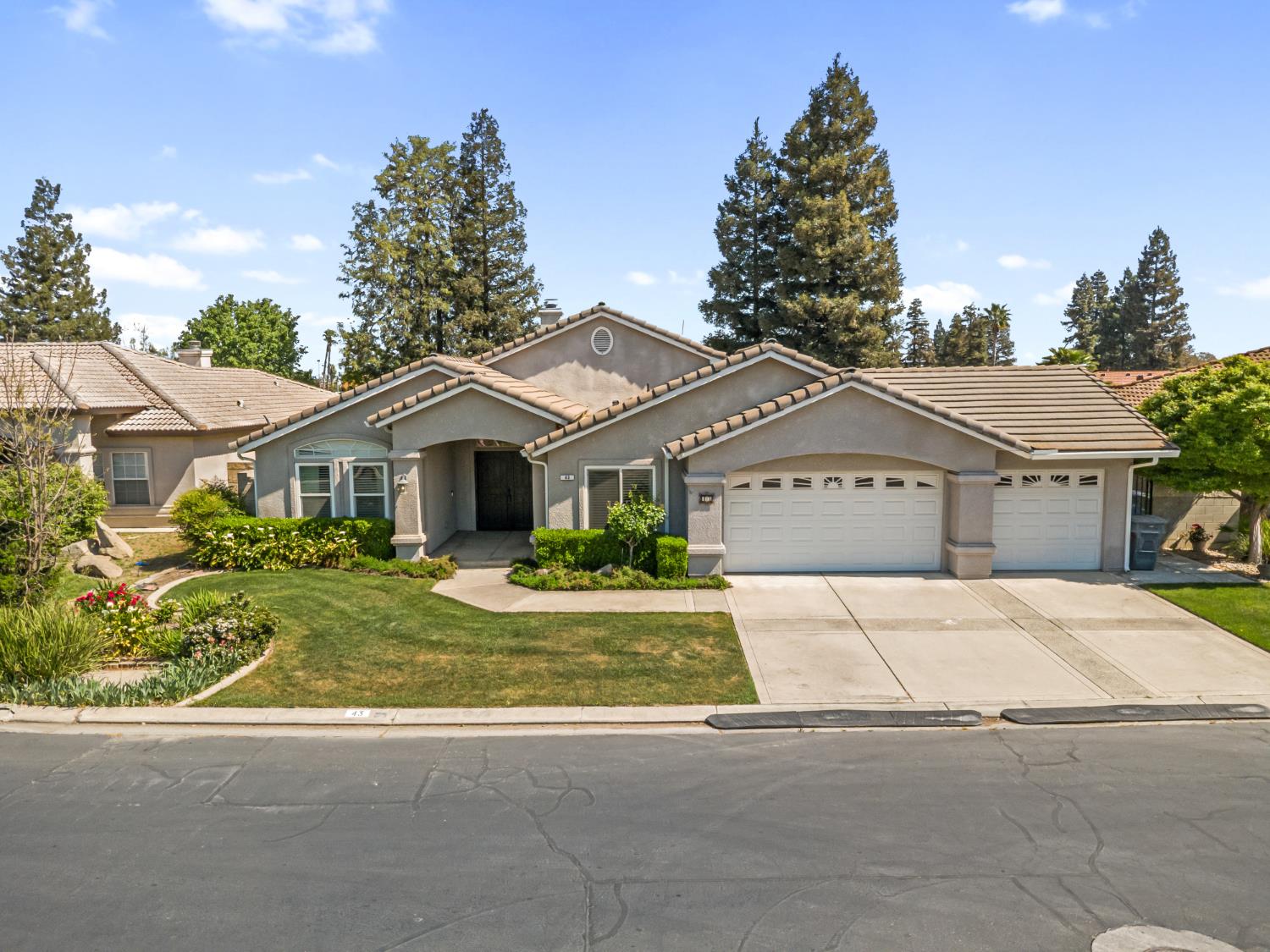 43 East Loop Madera, CA 93637 - Photo 7 of 49 front view of a house with a yard