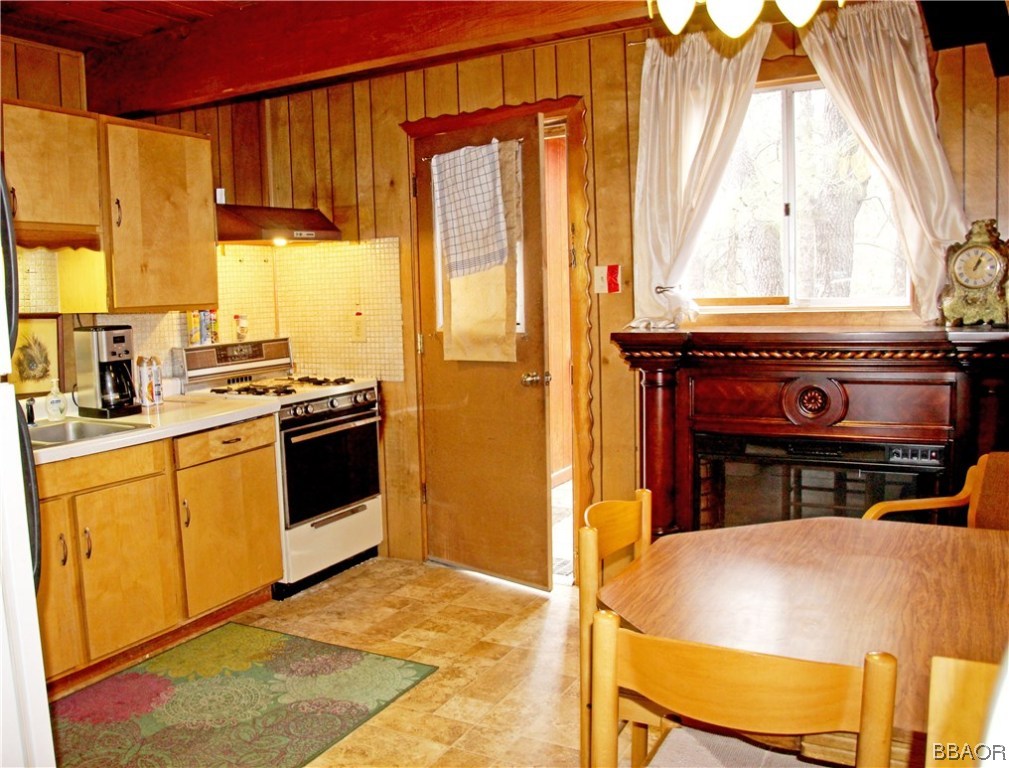 229 Pine Lane Sugarloaf, CA 92386 - Photo 10 of 24 a kitchen with a stove a sink and a refrigerator