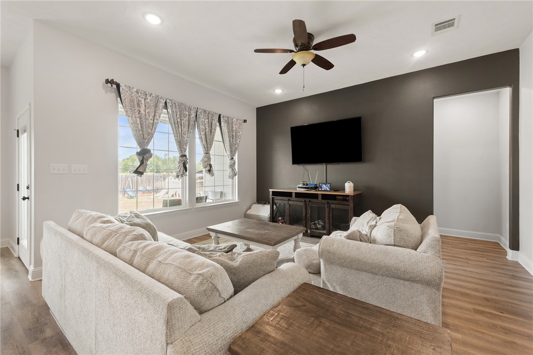 401 Brazos Bend Snook, TX 77879 - Photo 8 of 19