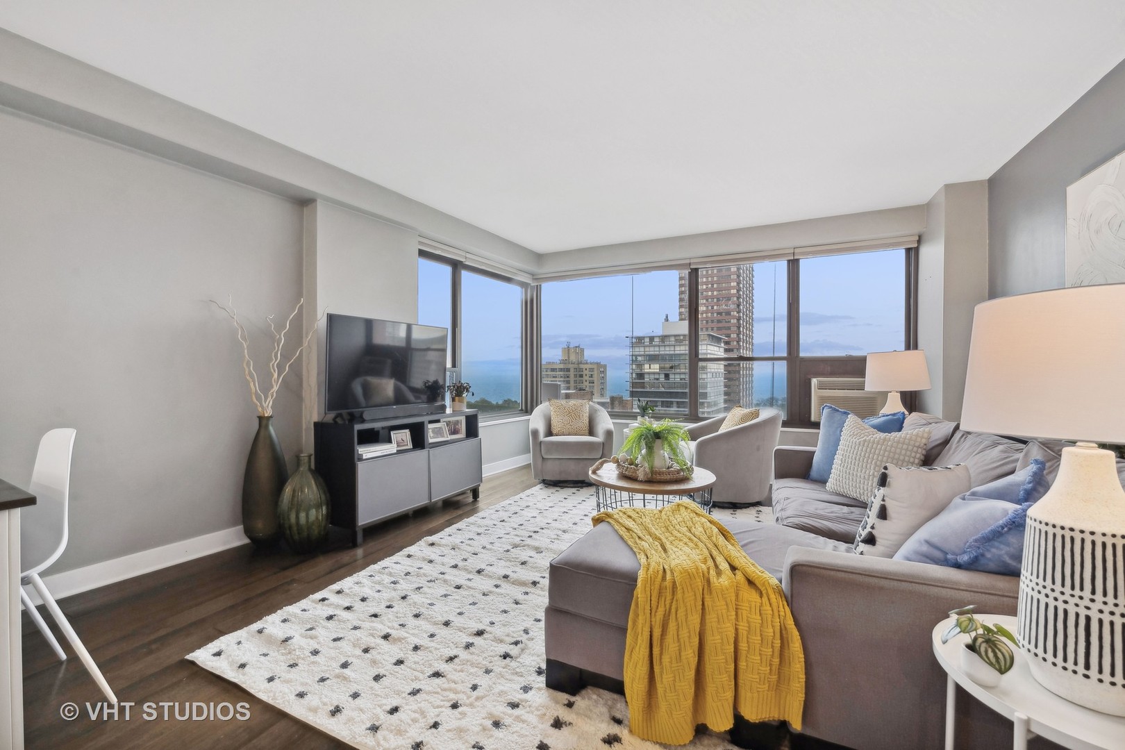 2930 North Sheridan Road, Unit 1807 Chicago, IL 60657 - Photo 2 of 22