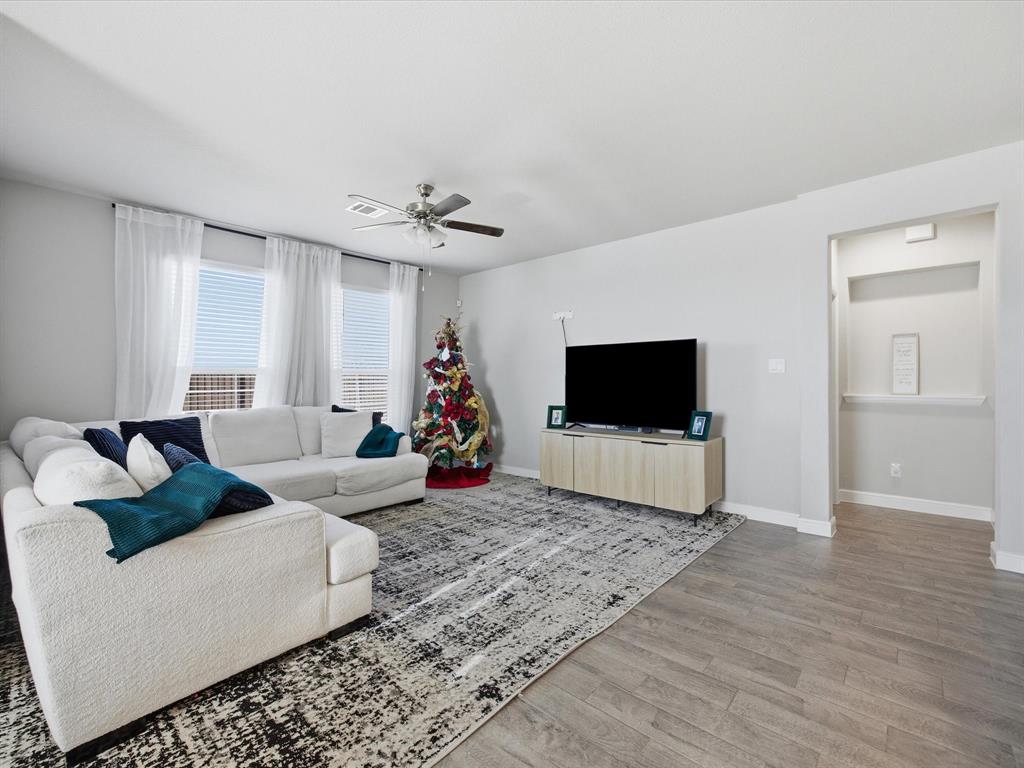 186 Dogwood Avenue Rhome, TX 76078 - Photo 6 of 38