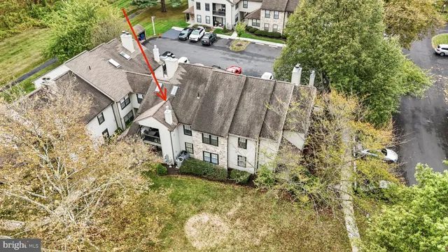 a view of an house with backyard