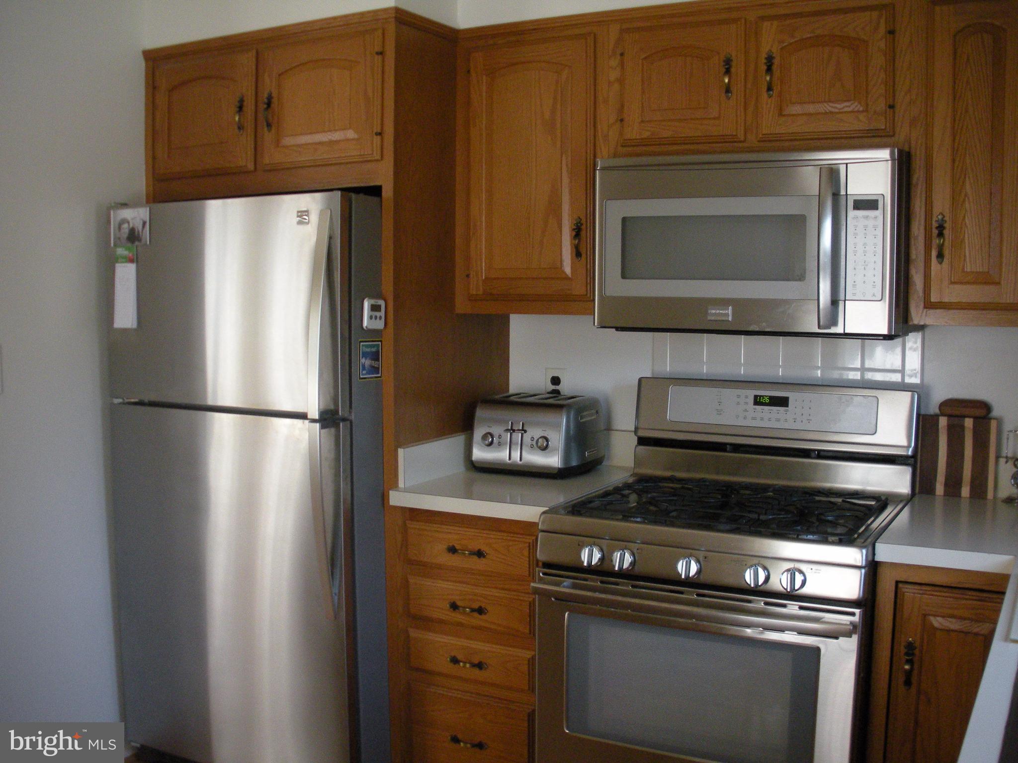 8803 Parlo Road Baltimore, MD 21236 - Photo 4 of 29 a kitchen with appliances cabinets and a counter top