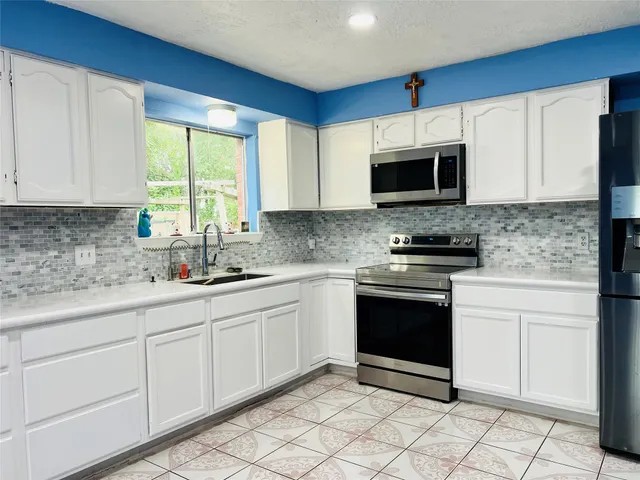 a view of empty room with window