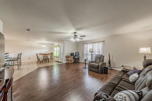 $369,900 | 400 Piccadilly Circle, Burleson, TX 76028