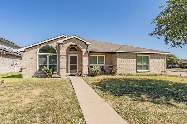 $369,900 | 400 Piccadilly Circle, Burleson, TX 76028
