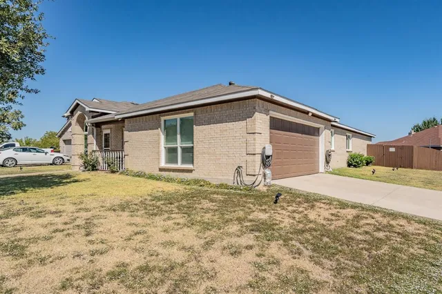 $369,900 | 400 Piccadilly Circle, Burleson, TX 76028