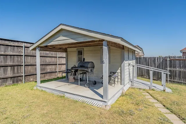 $369,900 | 400 Piccadilly Circle, Burleson, TX 76028