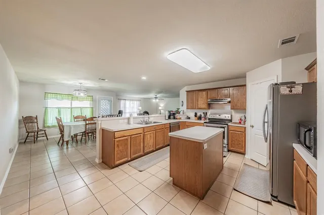 $369,900 | 400 Piccadilly Circle, Burleson, TX 76028