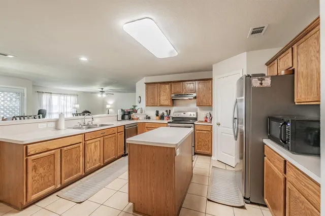 $369,900 | 400 Piccadilly Circle, Burleson, TX 76028