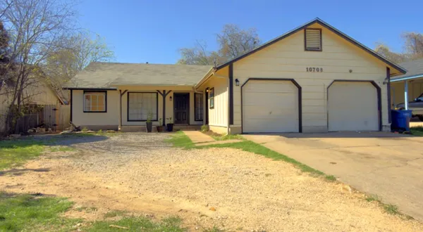 a view of a house with yard and garage