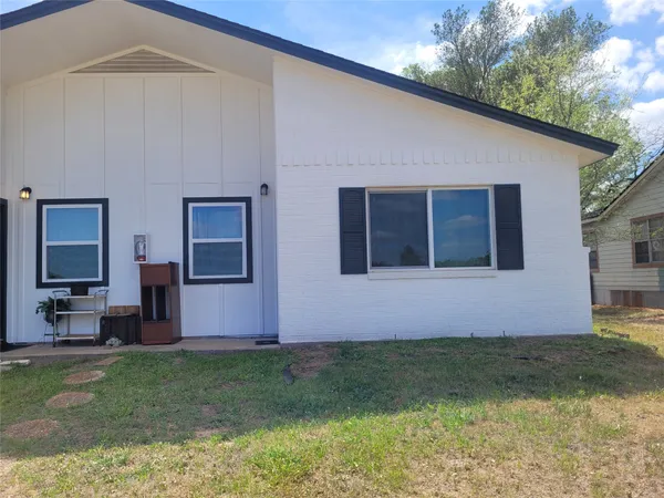 $1,175 | 205 2nd Avenue, Unit 2, Smithville, TX 78957