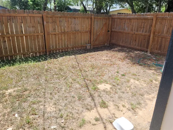 $1,175 | 205 2nd Avenue, Unit 2, Smithville, TX 78957