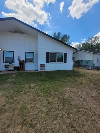 $1,175 | 205 2nd Avenue, Unit 2, Smithville, TX 78957